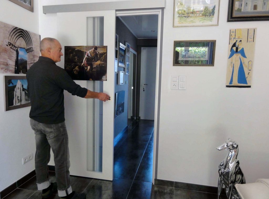 Olivier apprécie le vitrage opaque de la porte coulissante dans son salon qui laisse passer la lumière dans le couloir.