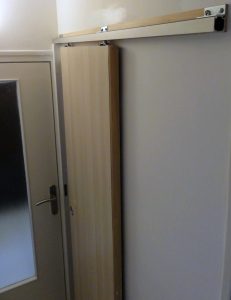 La porte coulisse sur la droite, donnant accès au WC