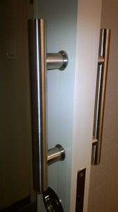Poignée en métal brossé pour porte coulissante, dans un hôtel en Californie