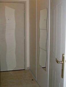 L'entrée cache un dressing à droite, avec un miroir à 3 carreaux