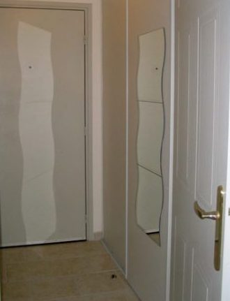 L’entrée cache un dressing à droite, avec un miroir à 3 carreaux