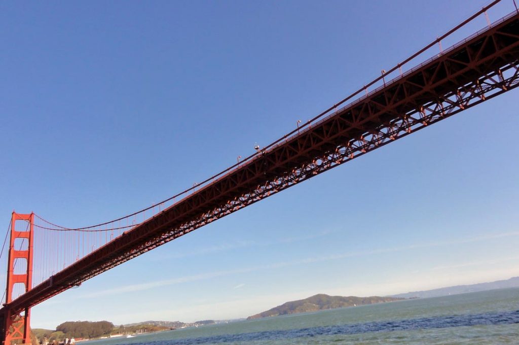 20 à 38 tonnes de peinture par an sont nécessaires au Golden Gate Bridge