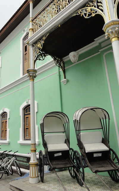 Sous le porche de l'entrée, les carreaux de ciment décorent la Maison verte, Malaisie