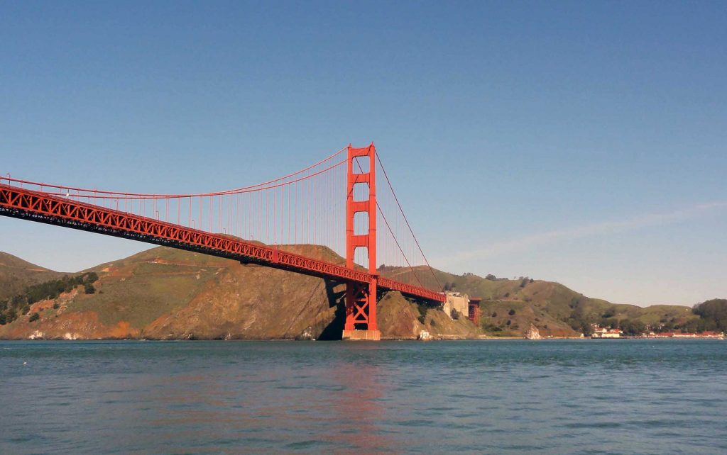La couleur orange du Golden Gate Bridge vient de la réaction anticorrosion sur l'acier