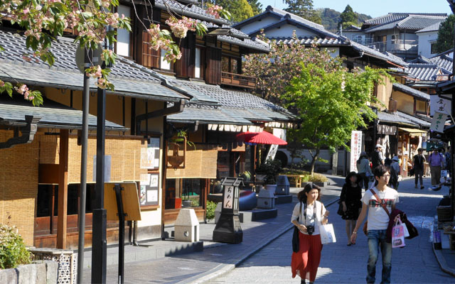 Dans une rue principale à Kyoto, les arbres font partie de l'architecture paysager