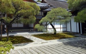 Karesansui, c'est un jardin sec composé de graviers dessinés par de jolis motifs, avec peu d'arbre.