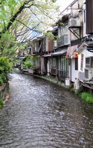 Un cours d'eau traverse l'arrière des petits logements mitoyens, Kyoto