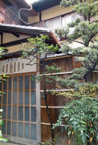 La maison de structure bois s'accorde avec la philosophie zen et s'adapte aux risques sismiques du Japon