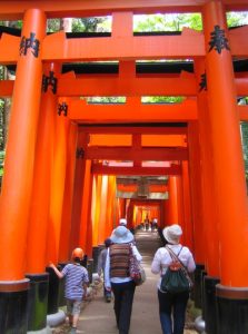 Une série de pergola orange abrite les visiteurs qui cheminent vers le temple