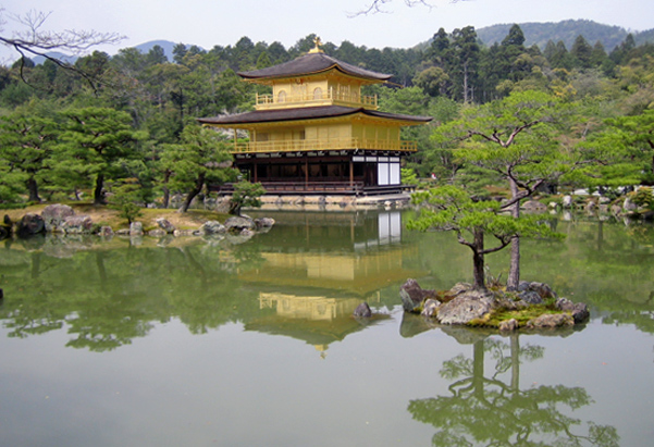 Temple bouddiste à Kyoto: le pavillon d'or de Kinkaku-ji est situé au milieu d'un plan d'eau, entouré d'arbres taillés miticuleusement tels des bonzaïs.