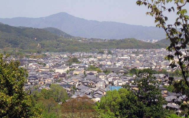 Kyoto, l'ancienne ville impériale est ceinturée par des collines et l'abondante végétation