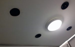 Avant: 4 passages d'anciens spots laissés au plafond