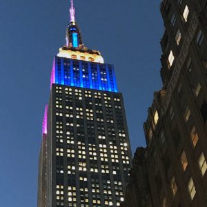 En haut de l'Empire State Building: les lumières bleues, jaunes et roses fêtent noël 2016