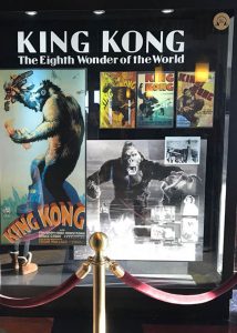 L'affiche du film King-Kong de 1933 est exposée à l'Empire State Building