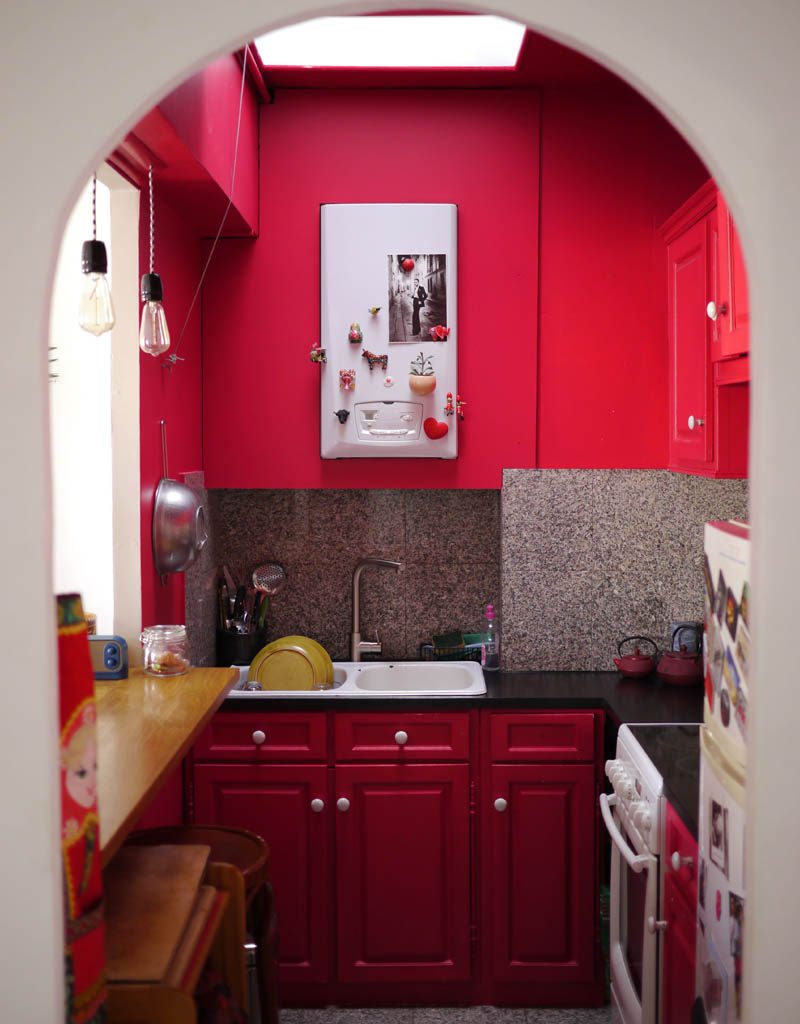 La cuisine en framboise, peinture satinée sur les meubles, murs et plafond, valorise cette pièce