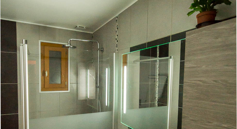 Douche à l'italienne sur toute la largeur de la salle d'eau, un choix optimisé de Stéphane et Muriel.