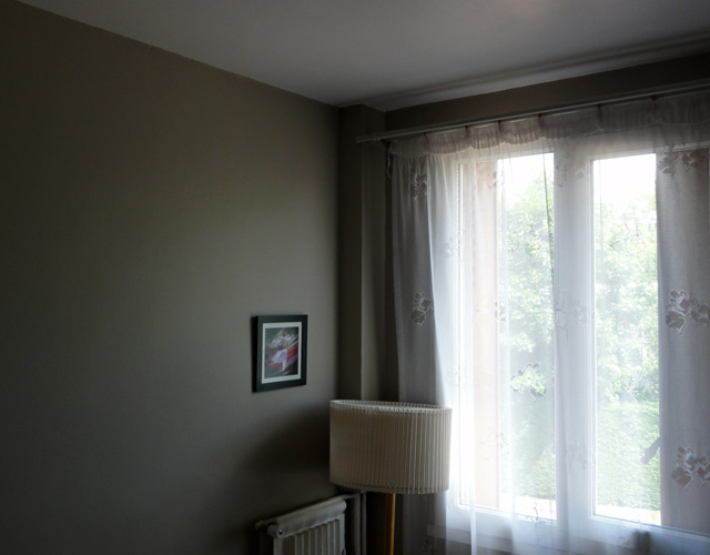 Chambre lumineuse et cosy : peinture blanche satinée au plafond tranche avec les murs plus sombres.