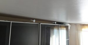 Plafond immaculé d'une chambre, après ré-enduit et lissage compte tenu du retrait des plaques isolantes et décoratives en polystyrène